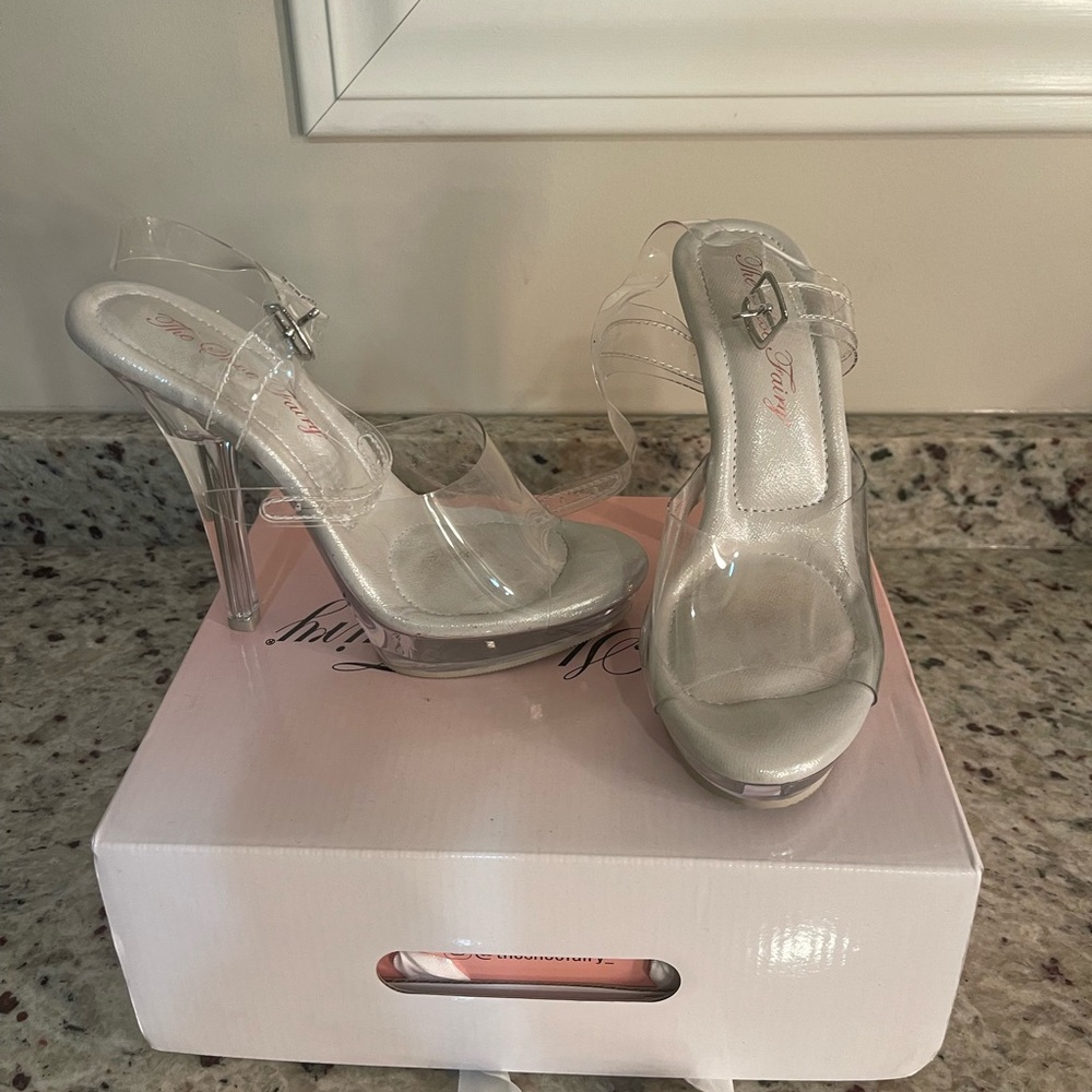 Size 6, never worn on stage. Only for practice around the house.